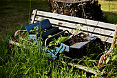 Bepflanzter Werkzeugkasten auf Gartenbank, Brabourne, Kent, UK