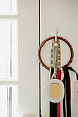 Maßband und Schleifenband hängen im Atelier in Faversham, Kent, Großbritannien