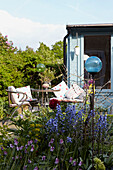Blaues Gartenornament aus Glas mit Sitzgelegenheiten im Freien im Garten von Bolton, Greater Manchester, England, UK
