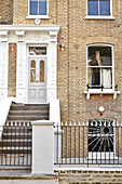 Geländer und Treppe vor einem Londoner Stadthaus aus Backstein England UK