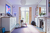 Sonnendurchfluteter Raum mit Mischpult und Lautsprechern in einem Londoner Stadthaus England UK