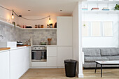 Offene Wohnküche mit Trennwand in einer Londoner Wohnung UK