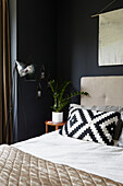 Schwarzes und weißes Kissen und verchromte Stehlampe in einem Schlafzimmer in Sheffield Yorkshire UK