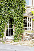 Bewachsene Tür und Fenster an der Steinfassade eines Hauses in West Yorkshire UK