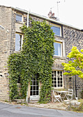 Dreistöckiger Außenbereich mit Schlingpflanzen West Yorkshire UK