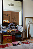 Buchstabe 'G' und Uhr mit einer Sammlung alter Ornamente und einem großen Spiegel in einem Flur in Rochester, Kent, Großbritannien