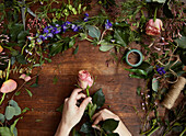 Florist hält Rosenstängel in der Hand London UK