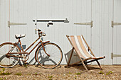 Fahrrad und Liegestuhl vor der Garage eines Wohnhauses in East Riding of Yorkshire England UK