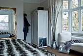 Pelzbettbezug in einem Zimmer mit Kleiderschrank und Spiegel mit Goldrahmen