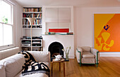 Sofa und Sessel in einem offenen Haus mit Kunstwerken