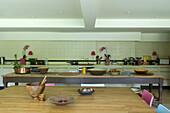 Geflieste Küche mit hölzerner Werkbank und Tisch