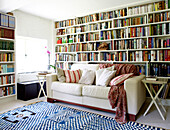 Gemusterter Teppich in einer Bibliothek mit Sofa und einer Bücherwand