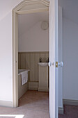 Bathroom walls with moisture-resistant reeded panelling 