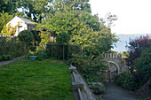 Zinnenwand im Garten in Pembrokeshire mit Blick auf die Bucht von Goodwick