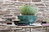 Tisch mit Lavendel und Kaffeetassen auf der Veranda