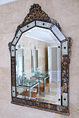 Helles und luxuriöses Badezimmer, das sich im Spiegel spiegelt