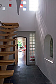 Treppe in einem modernen Haus mit Esszimmer im Hintergrund