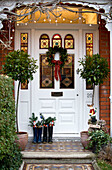 Weihnachtlich geschmückte Haustür