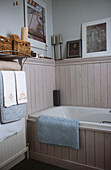 Holzvertäfeltes Badezimmer