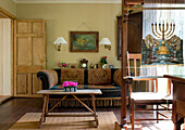 Holztisch mit Zweisitzer-Sofa und Webstuhl im Wohnzimmer in Devon