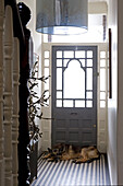 Eingangshalle und Eingangstür eines viktorianischen Hauses mit einem Hund, der neben der Tür liegt
