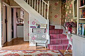 Teppichtreppe mit moderner Blumentapete im Treppenhaus eines Hauses in London, England, UK