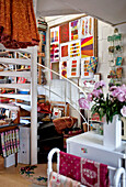 Textilwerkstatt im Keller eines Londoner Hauses UK