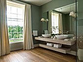 Verspiegeltes Badezimmer mit Doppelwaschbecken in einem Stadthaus in West London, England, UK