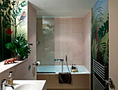 Mit Waldszenen bemaltes Badezimmer in einer Wohnung in London England UK