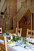 Holztreppe im offenen Esszimmer eines Hauses im ländlichen Suffolk, England