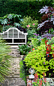 Sitzbank im Garten eines Landhauses in Suffolk, England, UK