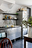 Modulare Küche aus Edelstahl in einem modernen Haus in London, UK