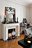 Schneeflocken-Weihnachtsdekoration und Vintage-Spiegel im Kamin einer Pariser Wohnung, Frankreich