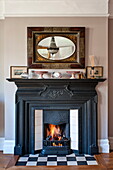 Beleuchtetes Feuer mit Ornamenten im Haus einer Familie aus Middlesex, London, England, UK