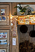 Lichterketten und Weihnachtskarten in einem Bauernhaus, Cornwall, England, UK