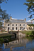 Freistehendes Landhaus in Suffolk mit See, England, UK