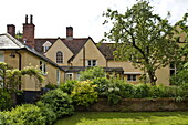 Ockerfarbenes Haus mit Gartenaußenbereich, Haus in Essex/Suffolk, England, UK