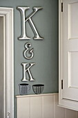 An der Wand montierte Buchstaben K in der Küche eines modernen Hauses in Suffolk/Essex, England, UK