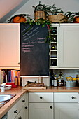 Kreidetafel in weißer Einbauküche in einem Cottage in Shropshire, England, Vereinigtes Königreich