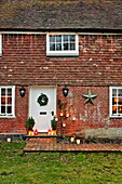 Haustür und Weg zum Cottage in Shropshire, England, Vereinigtes Königreich