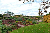 Gartenstruktur und Blumenbeet im ländlichen Blagdon, Somerset, England, UK