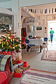 Offenes Esszimmer mit Weihnachtsbaum in einem Haus in Penzance, Cornwall, England, UK