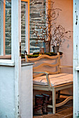 Sitzbank und Stiefel in der Veranda von Crantock Cornwall England UK