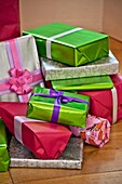 In Geschenkpapier eingewickelte Weihnachtsgeschenke im Haus einer Familie in Penzance Cornwall England UK