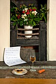 Weihnachtsmannbrief mit Sherry und Mincepie im Kamin des Hauses der Familie in Penzance Cornwall England UK