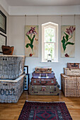 Tulpenkunstwerk mit alten Koffern und Weidenkörben in Stamford home Lincolnshire England UK