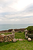 Blick auf das Meer von einem abgelegenen Cottage in Cornwall, England, UK