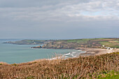 Landzunge und Bucht mit klarem Himmel an der Küste von Cornwall England UK