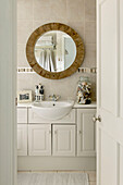 Holzgerahmter Spiegel über dem Waschbecken im Badezimmer in Penzance, Cornwall, England, UK