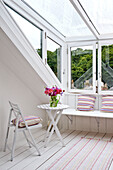Tisch und Stuhl in der Dachgaube des Dachgeschosses eines Stadthauses in Cornwall England UK